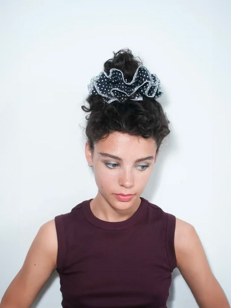 Chouchou à pois, tissu polyester doux, grand format volumineux, finition surpiquée, accessoire cheveux femme, style doux et féminin, modèle Yirsy - Chouchou - Noir et blanc