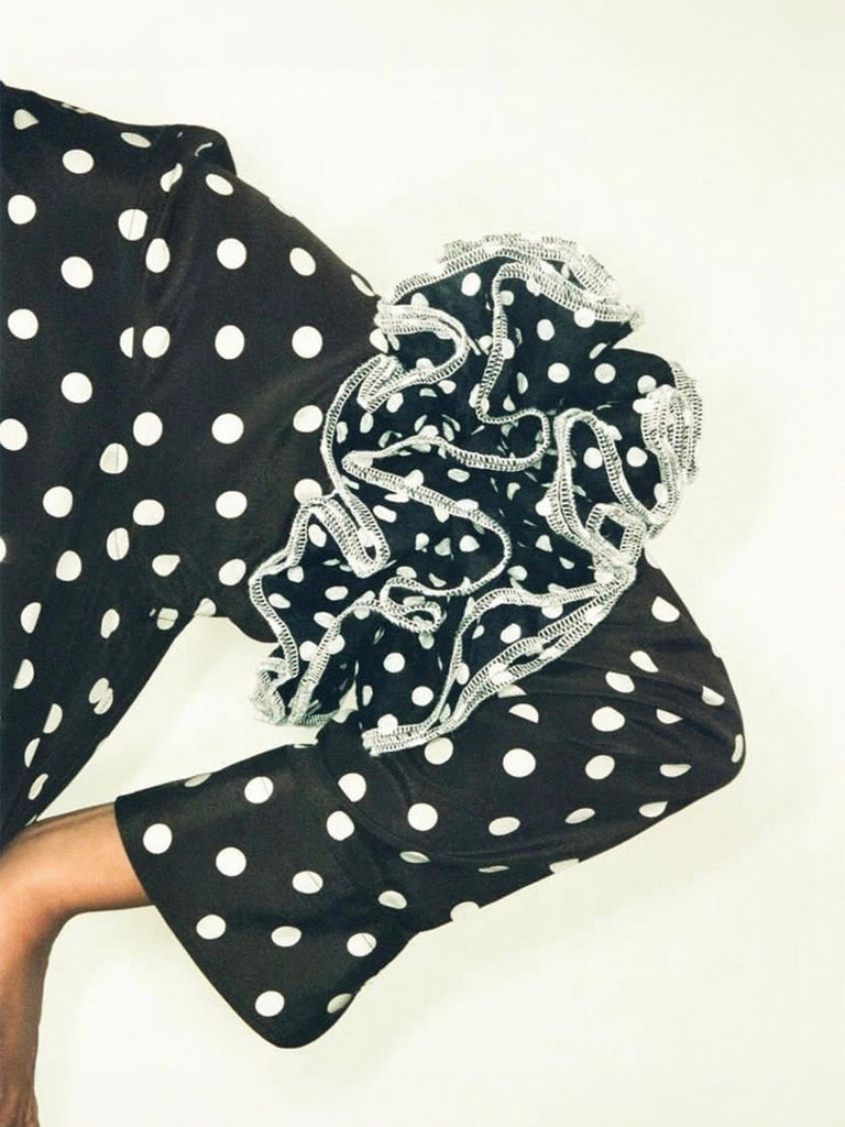 Chouchou à pois, tissu polyester doux, grand format volumineux, finition surpiquée, accessoire cheveux femme, style doux et féminin, modèle Yirsy - Chouchou - Noir et blanc