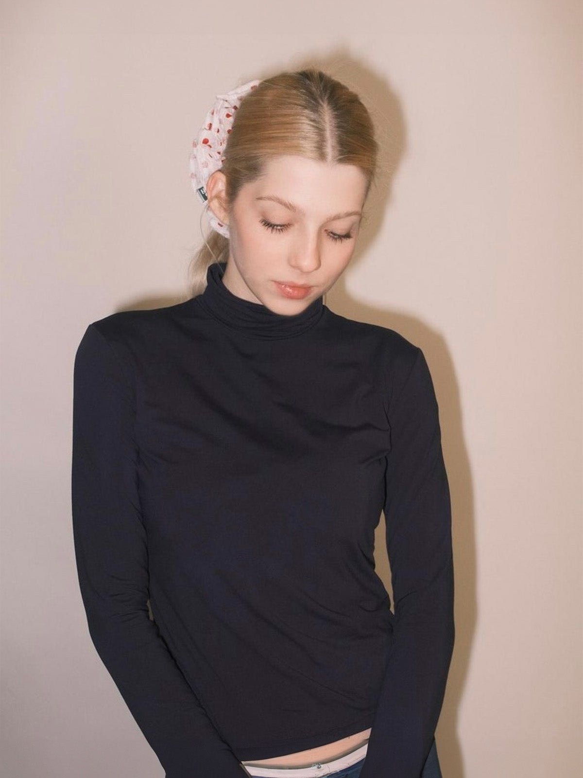 Chouchou à pois, tissu polyester doux, grand format volumineux, finition surpiquée, accessoire cheveux femme, style doux et féminin, modèle Yirsy - Chouchou - Blanc et rouge