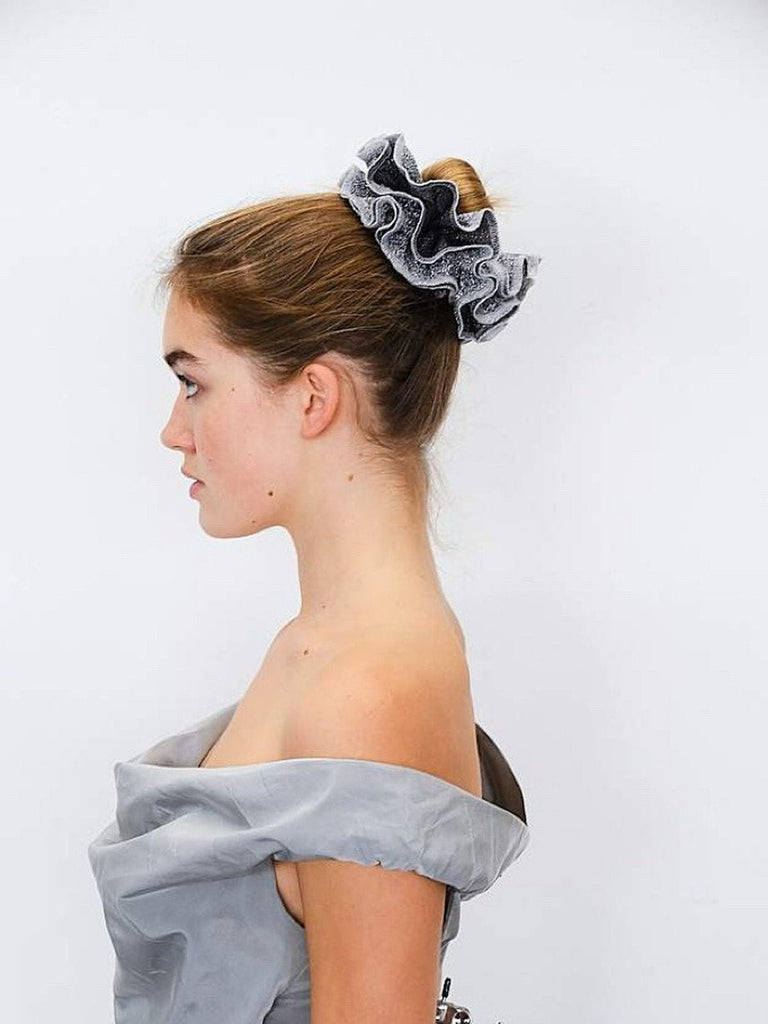 Chouchou cheveux pailleté, élastique cheveux brillant, accessoire femme soirée, chouchou volumineux, coiffure élégante, élastique large scintillant, accessoire cheveux doré ou argenté, modèle Valéria - Chouchou - Gris