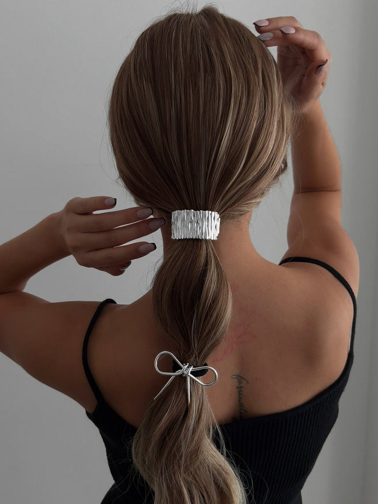 Chouchou cheveux ruban métal, élastique noir, nœud doré ou argenté, accessoire de coiffure féminin, queue de cheval chic, style moderne, modèle Svarina - Chouchou - Argent