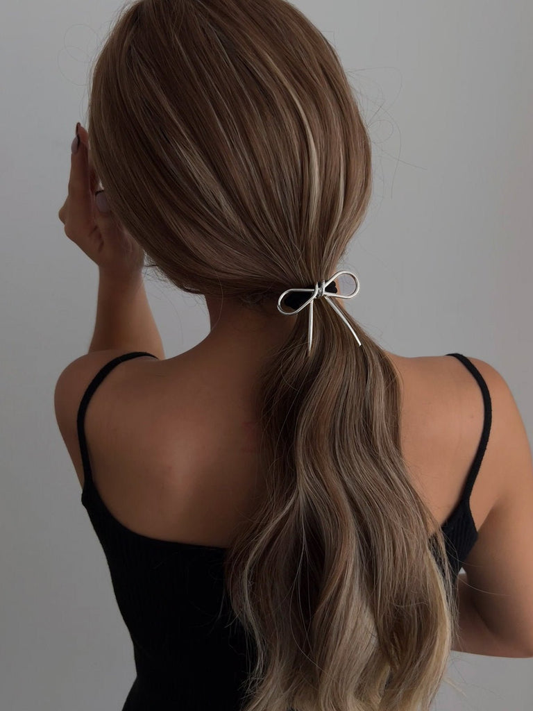 Chouchou cheveux ruban métal, élastique noir, nœud doré ou argenté, accessoire de coiffure féminin, queue de cheval chic, style moderne, modèle Svarina - Chouchou - Argent