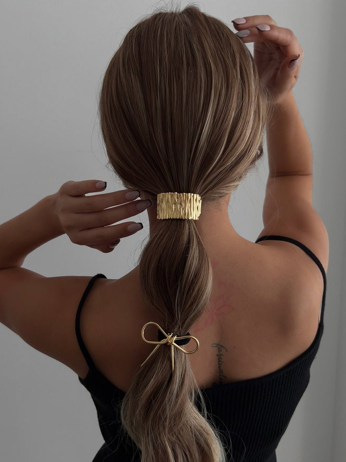 Chouchou cheveux ruban métal, élastique noir, nœud doré ou argenté, accessoire de coiffure féminin, queue de cheval chic, style moderne, modèle Svarina - Chouchou - Or