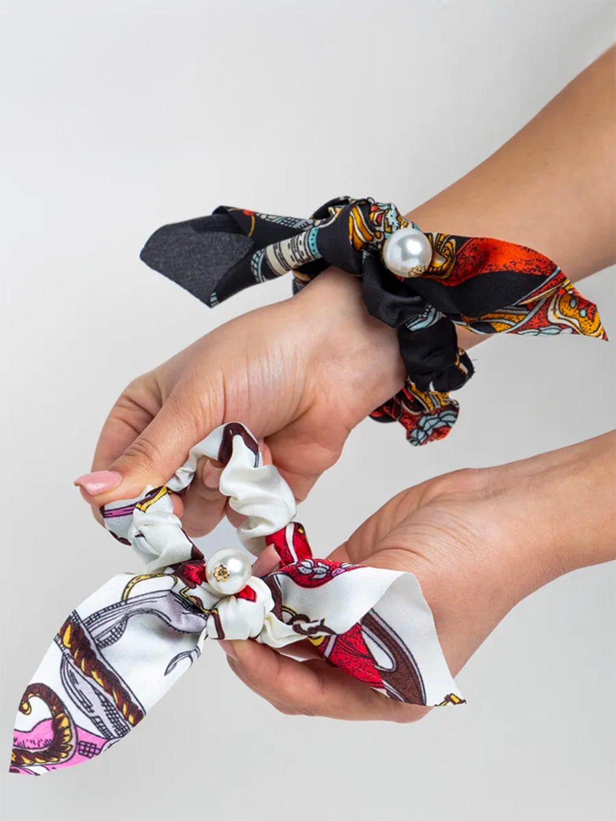 Chouchou cheveux satin, chouchou avec perle, élastique cheveux foulard, chouchou ruban décoratif, accessoire coiffure femme, modèle Chauma - Chouchou - Multicolore