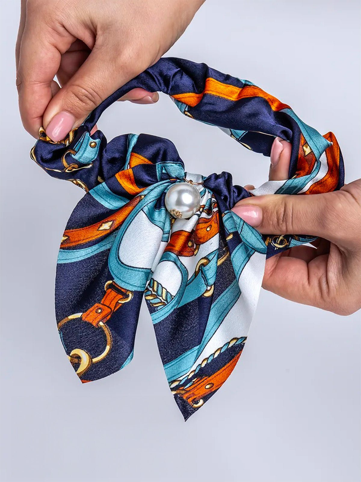 Chouchou cheveux satin perle, accessoire cheveux femme, élastique cheveux foulard, ruban décoratif queue de cheval, chouchou avec nœud, modèle Kessia - Chouchou - Bleu