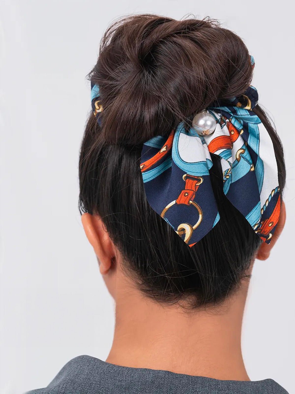 Chouchou cheveux satin perle, accessoire cheveux femme, élastique cheveux foulard, ruban décoratif queue de cheval, chouchou avec nœud, modèle Kessia - Chouchou - Bleu