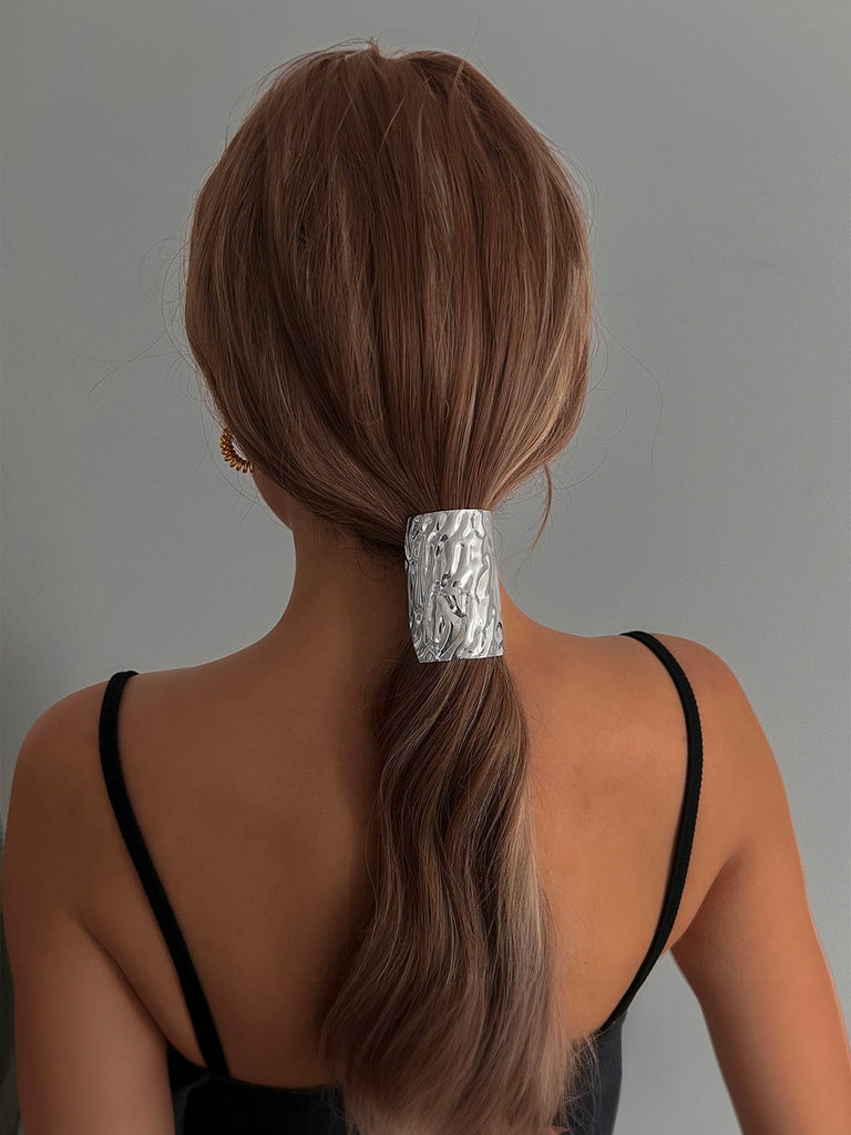 Chouchou métal doré, chouchou argenté, accessoire cheveux femme, attache queue basse, style minimaliste chic, élastique cheveux rigide, look moderne, modèle Térénice - Chouchou - Argent