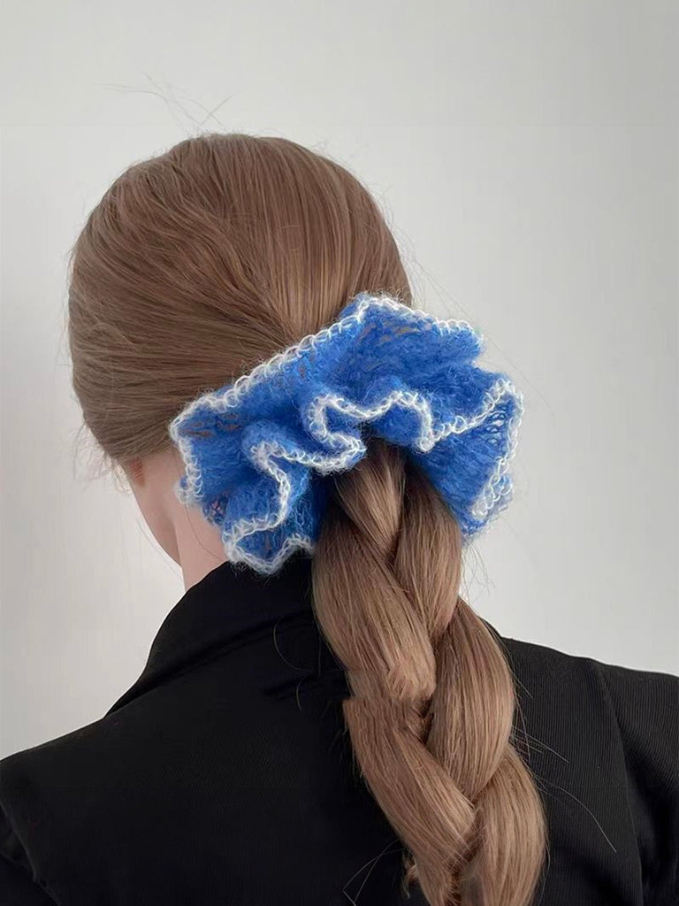 Chouchou volumineux bleu, maille mohair douce, bordure blanche, accessoire cheveux femme, style romantique, tenue basse, coiffure soignée, modèle Révine - Chouchou - Bleu