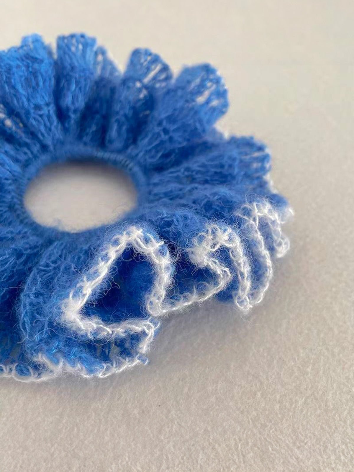 Chouchou volumineux bleu, maille mohair douce, bordure blanche, accessoire cheveux femme, style romantique, tenue basse, coiffure soignée, modèle Révine - Chouchou - Bleu