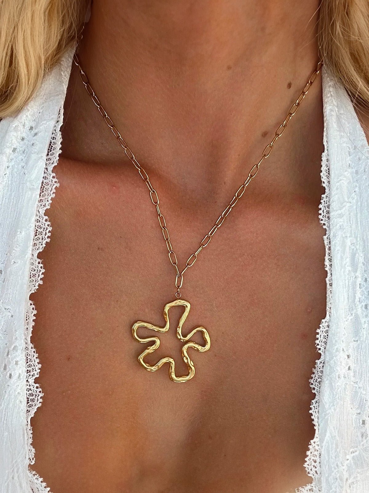 Collier doré femme, pendentif fleur ondulée, chaîne maillons allongés, look moderne, acier inoxydable, modèle Serena - Collier - Or