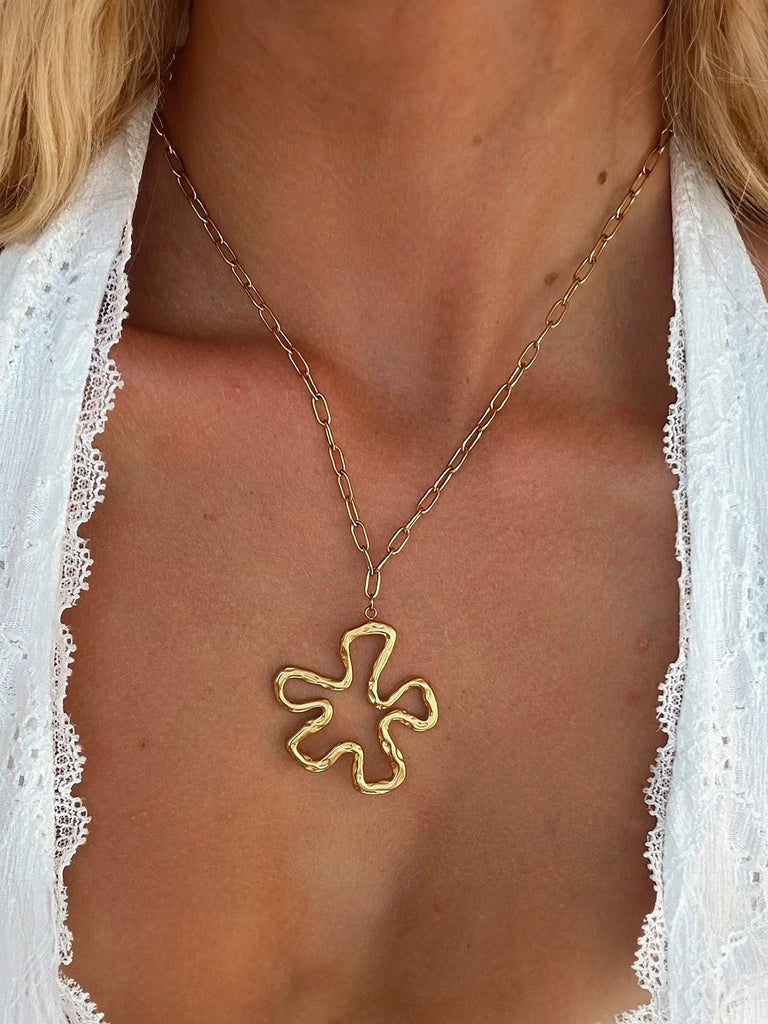 Collier doré femme, pendentif fleur ondulée, chaîne maillons allongés, look moderne, acier inoxydable, modèle Serena - Collier - Or