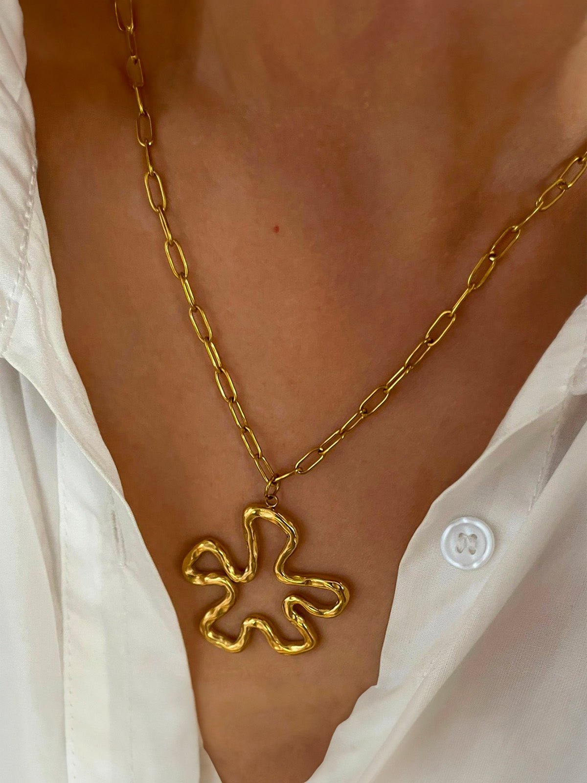 Collier doré femme, pendentif fleur ondulée, chaîne maillons allongés, look moderne, acier inoxydable, modèle Serena - Collier - Or