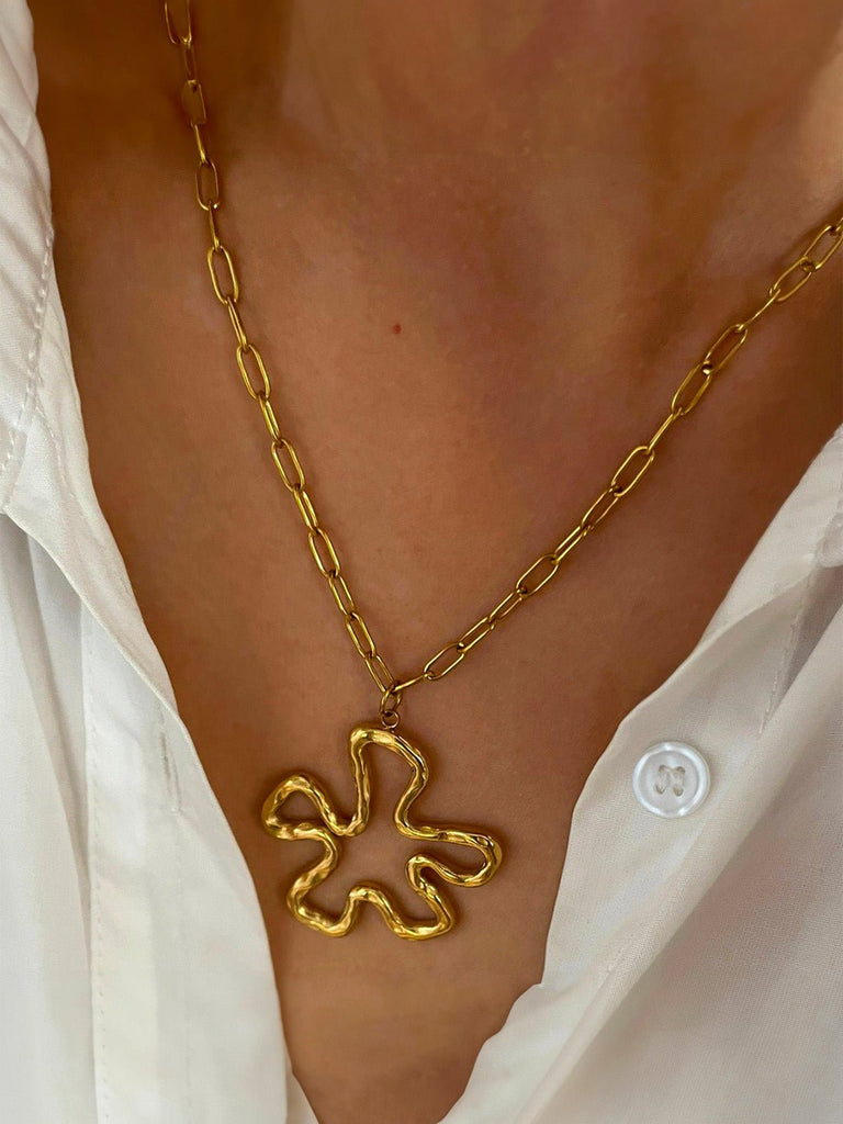 Collier doré femme, pendentif fleur ondulée, chaîne maillons allongés, look moderne, acier inoxydable, modèle Serena - Collier - Or