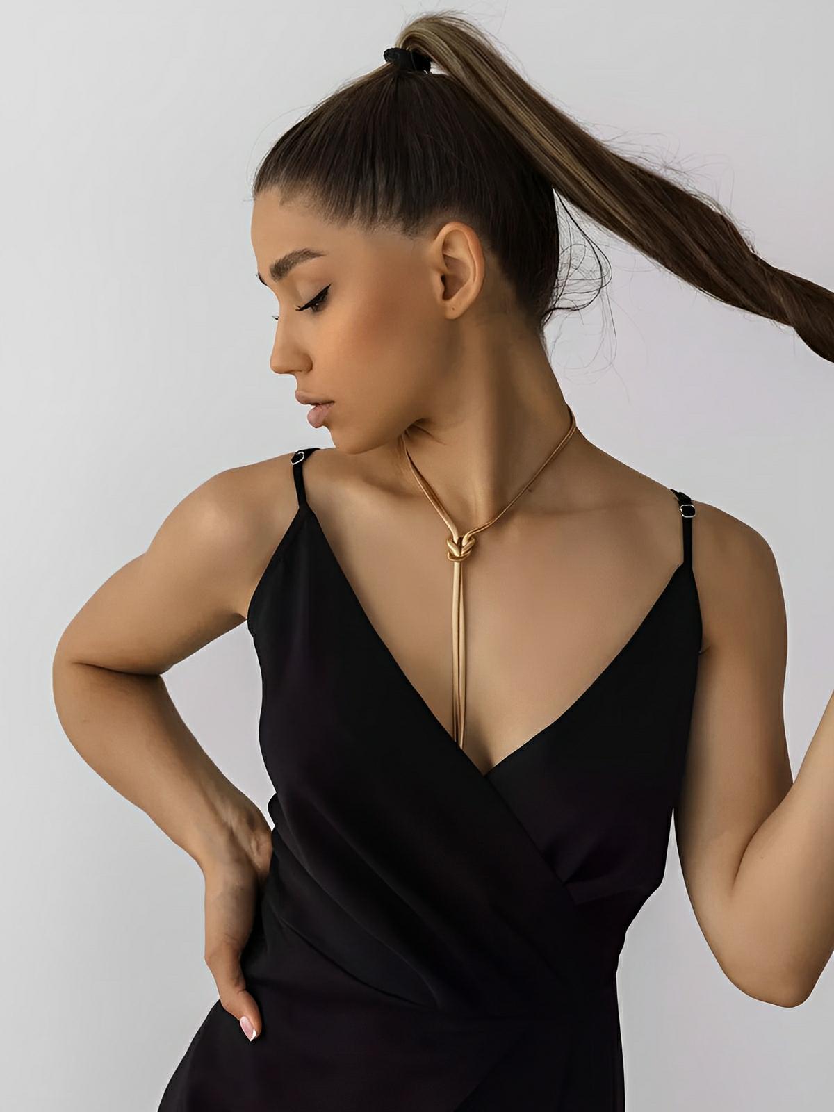 Collier doré serpent noué, chaîne longue fluide, style ins, titane plaqué or 18K, modèle Octavia - Collier - Or