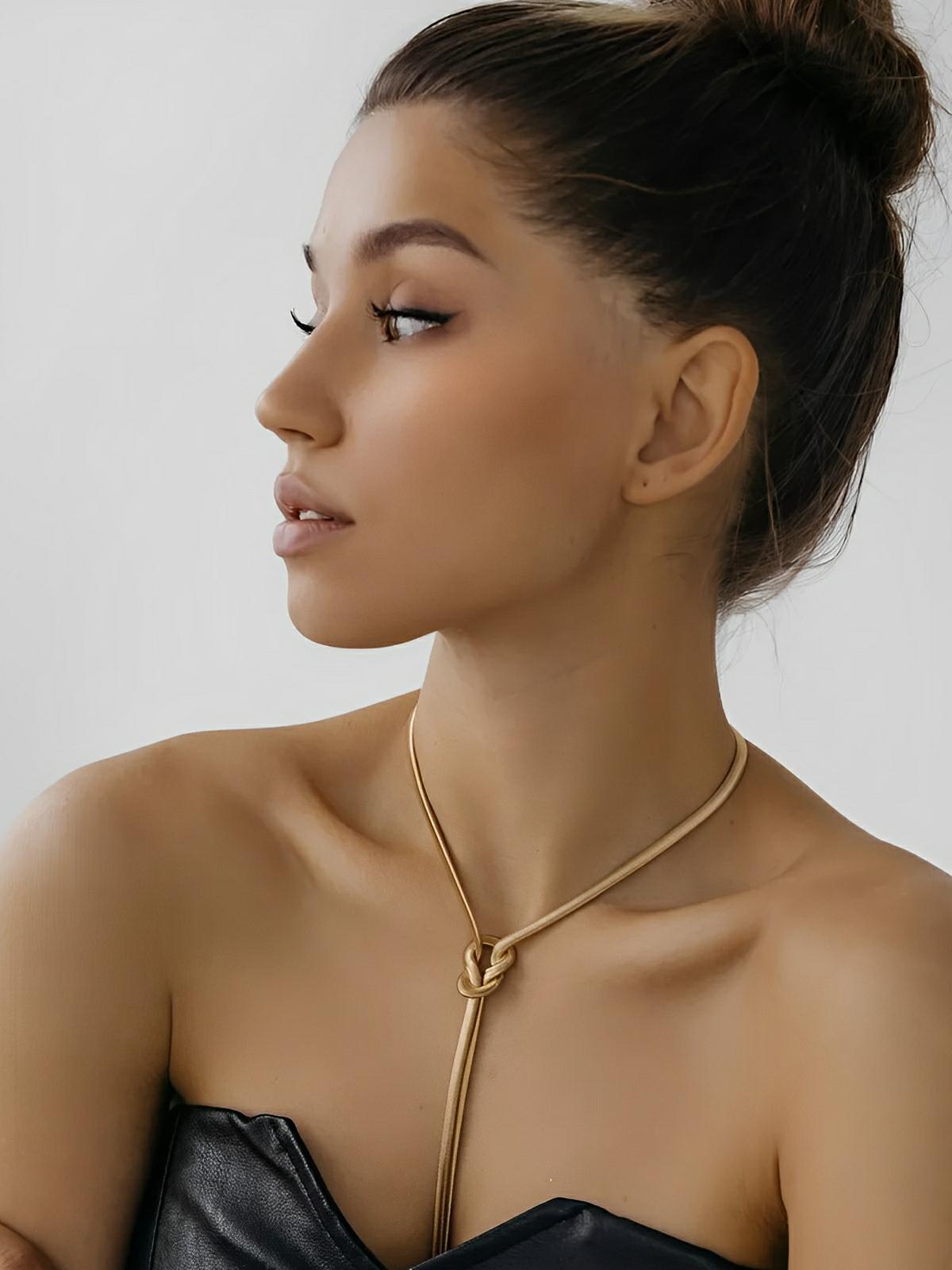 Collier doré serpent noué, chaîne longue fluide, style ins, titane plaqué or 18K, modèle Octavia - Collier - Or