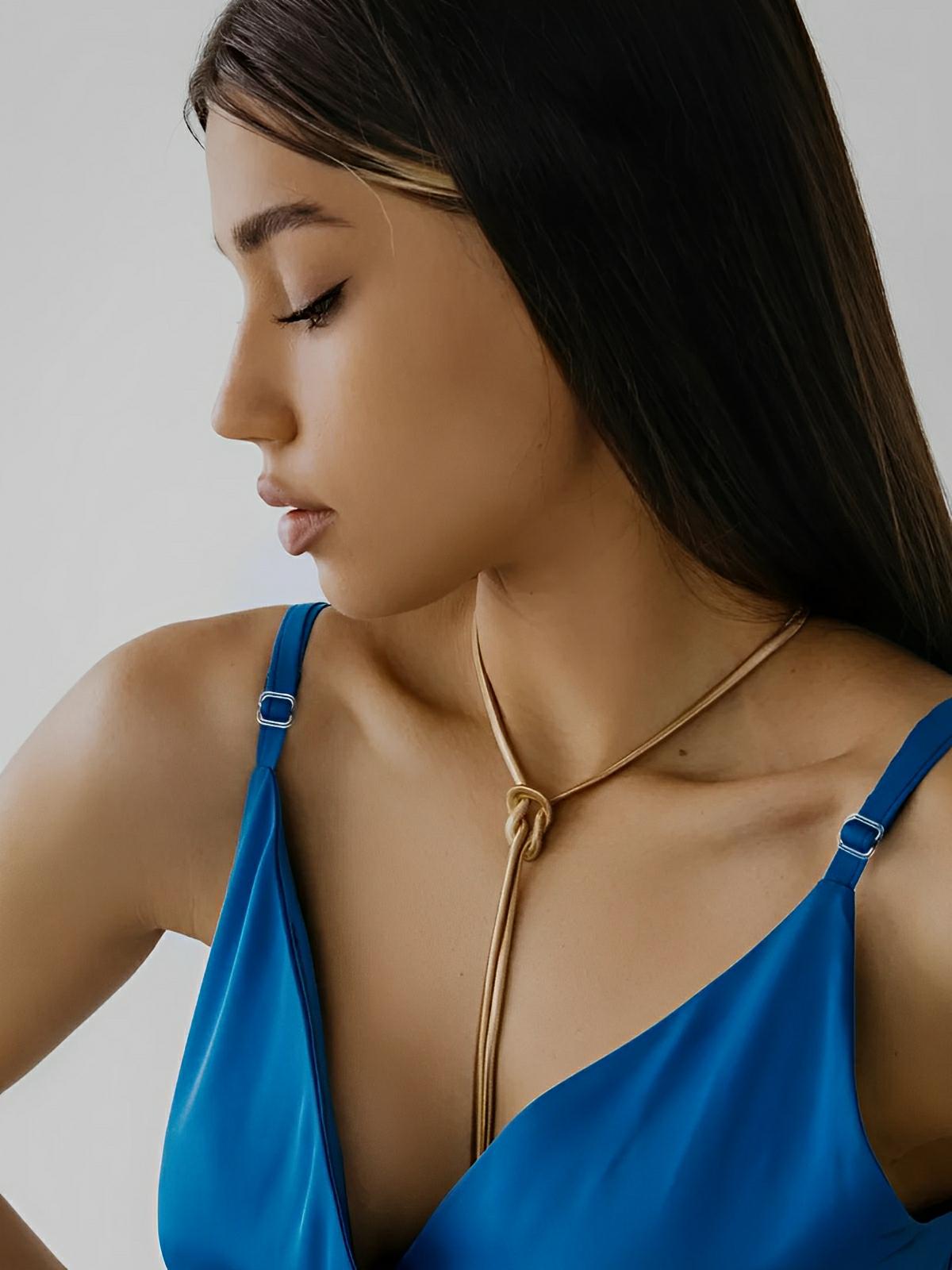 Collier doré serpent noué, chaîne longue fluide, style ins, titane plaqué or 18K, modèle Octavia - Collier - Or