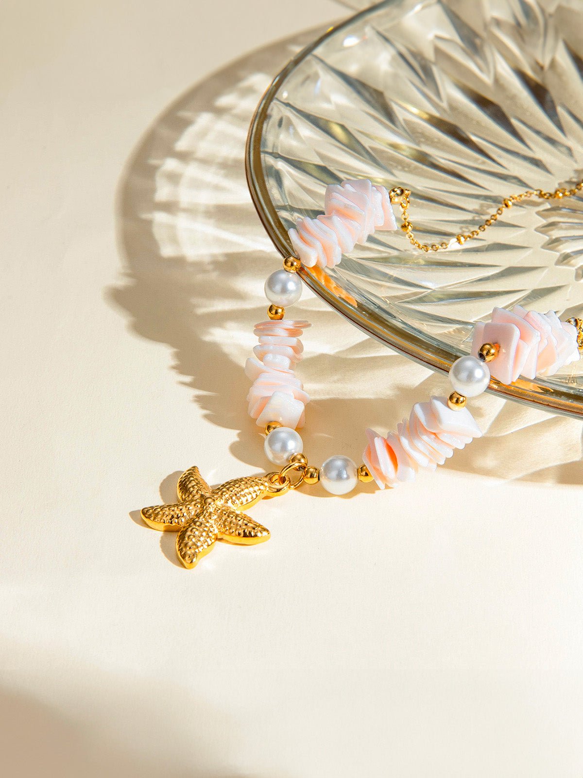 Collier pendentif coquillage ou étoile de mer, perles blanches, chaîne dorée, acier inoxydable, modèle Gina - Collier - Rose 40 + 5 cm