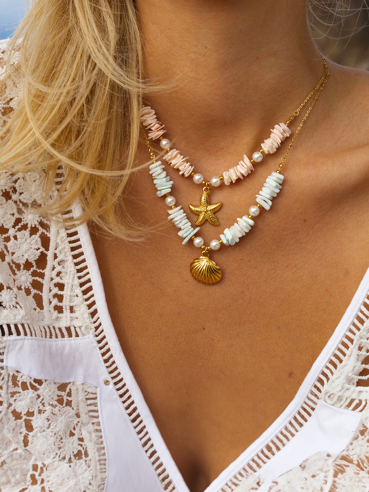 Collier pendentif coquillage ou étoile de mer, perles blanches, chaîne dorée, acier inoxydable, modèle Gina - Collier - Rose 40 + 5 cm