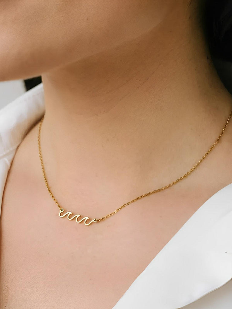 Collier pendentif vague doré, acier inoxydable, design chic, style européen, dorure 18 carats, modèle Valerianne - Collier - Or