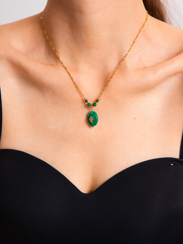 Collier pendentif vert, chaîne dorée, pierre naturelle de malachite, style géométrique, look vintage, modèle Wilza - Collier - Or
