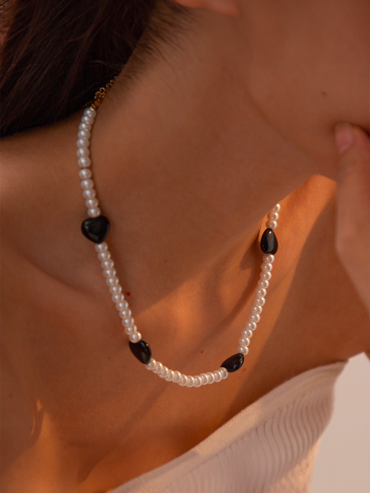 Collier perles blanches, cœurs noirs, chaîne dorée, style ins, femme, modèle Wouna - Collier - Blanc 40.5 + 5.5 cm