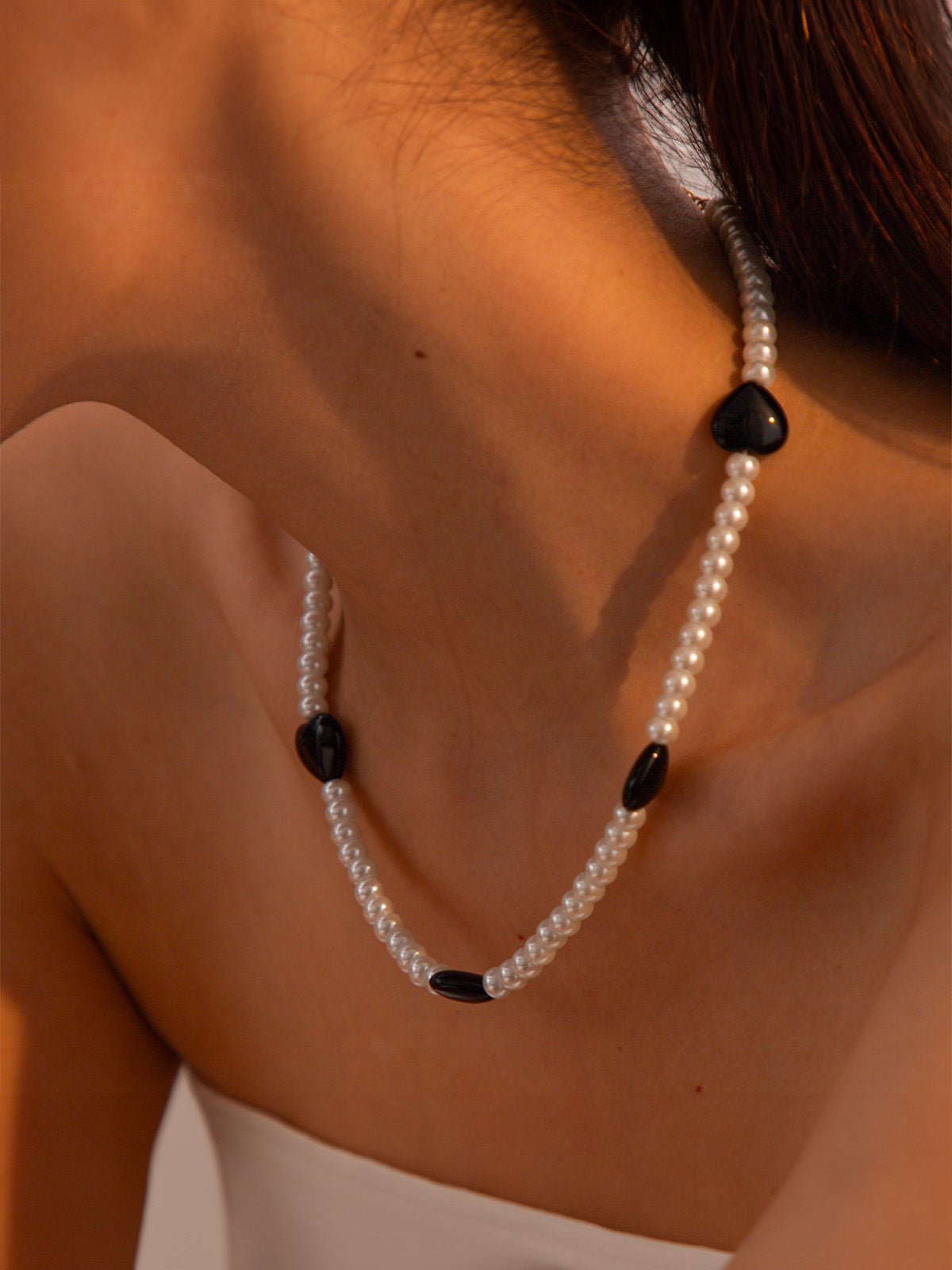 Collier perles blanches, cœurs noirs, chaîne dorée, style ins, femme, modèle Wouna - Collier - Blanc 40.5 + 5.5 cm