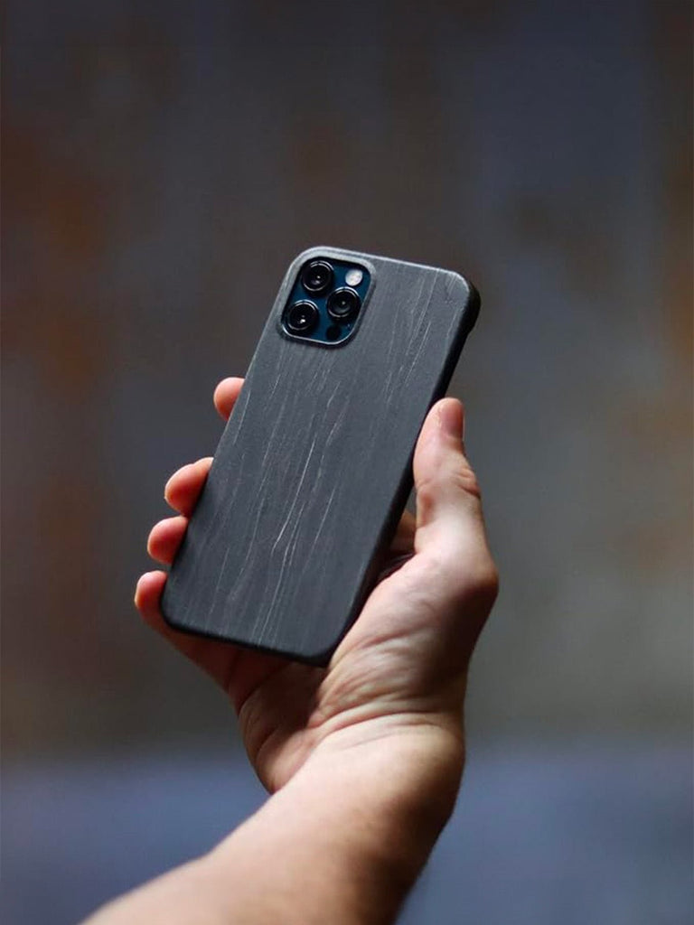 Coque iPhone bois naturel, protection raffinée, design ultra - fin, toucher doux, look moderne, compatible charge sans fil, modèle Cyril - Coque iPhone - Ébène Givrée iPhone 12