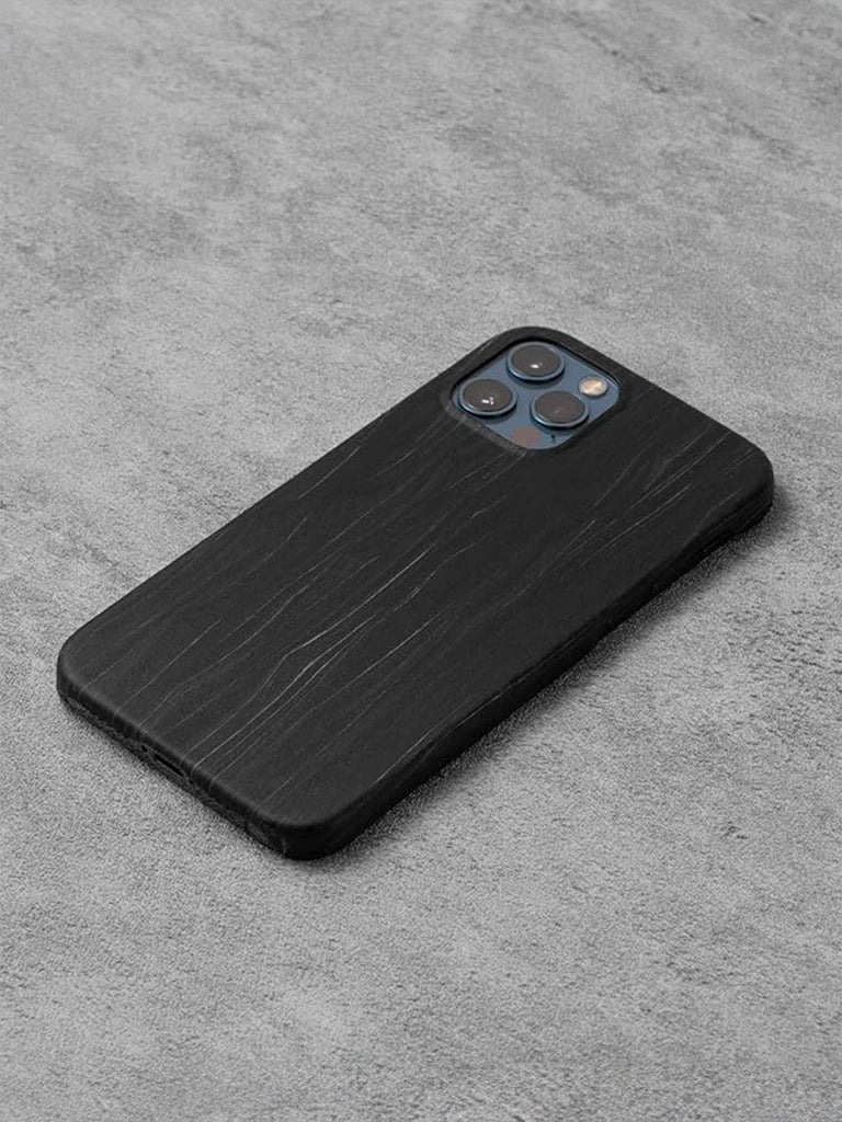 Coque iPhone bois naturel, protection raffinée, design ultra - fin, toucher doux, look moderne, compatible charge sans fil, modèle Cyril - Coque iPhone - Ébène Givrée iPhone 12
