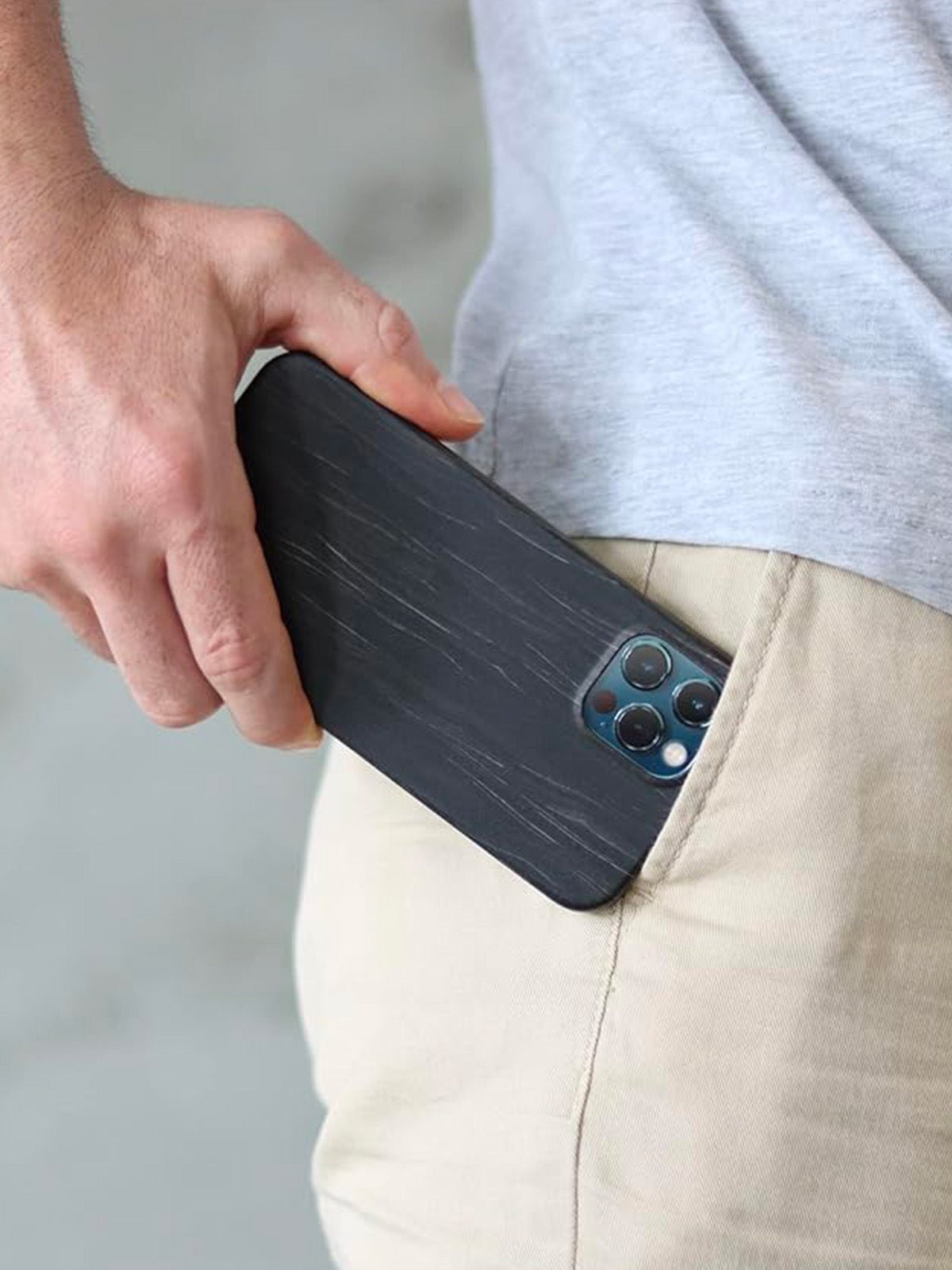 Coque iPhone bois naturel, protection raffinée, design ultra - fin, toucher doux, look moderne, compatible charge sans fil, modèle Cyril - Coque iPhone - Ébène Givrée iPhone 12