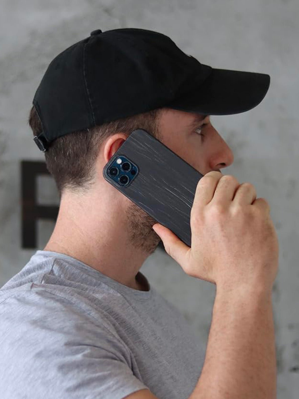 Coque iPhone bois naturel, protection raffinée, design ultra - fin, toucher doux, look moderne, compatible charge sans fil, modèle Cyril - Coque iPhone - Ébène Givrée iPhone 12