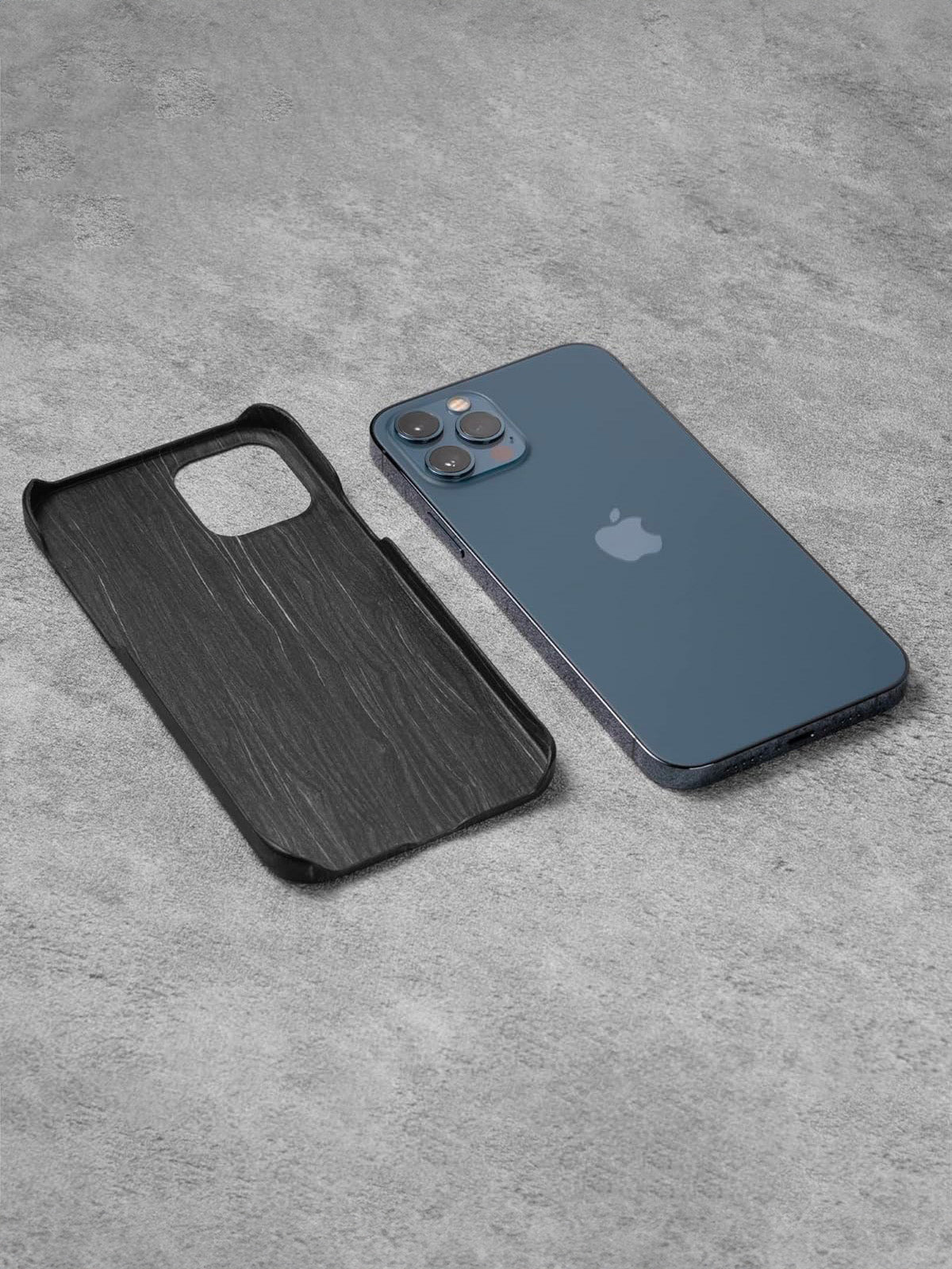 Coque iPhone bois naturel, protection raffinée, design ultra - fin, toucher doux, look moderne, compatible charge sans fil, modèle Cyril - Coque iPhone - Ébène Givrée iPhone 12