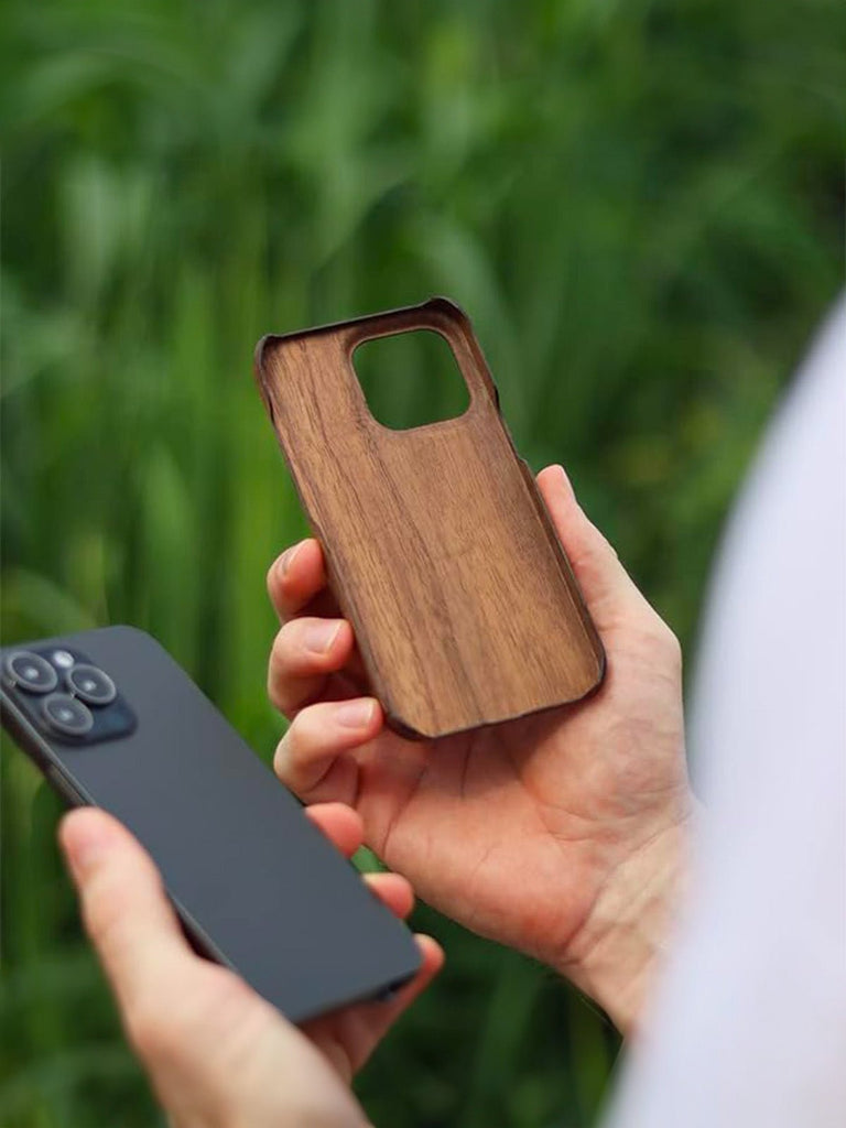 Coque iPhone bois naturel, protection raffinée, design ultra - fin, toucher doux, look moderne, compatible charge sans fil, modèle Cyril - Coque iPhone - Bois de Rose Prestige iPhone 12