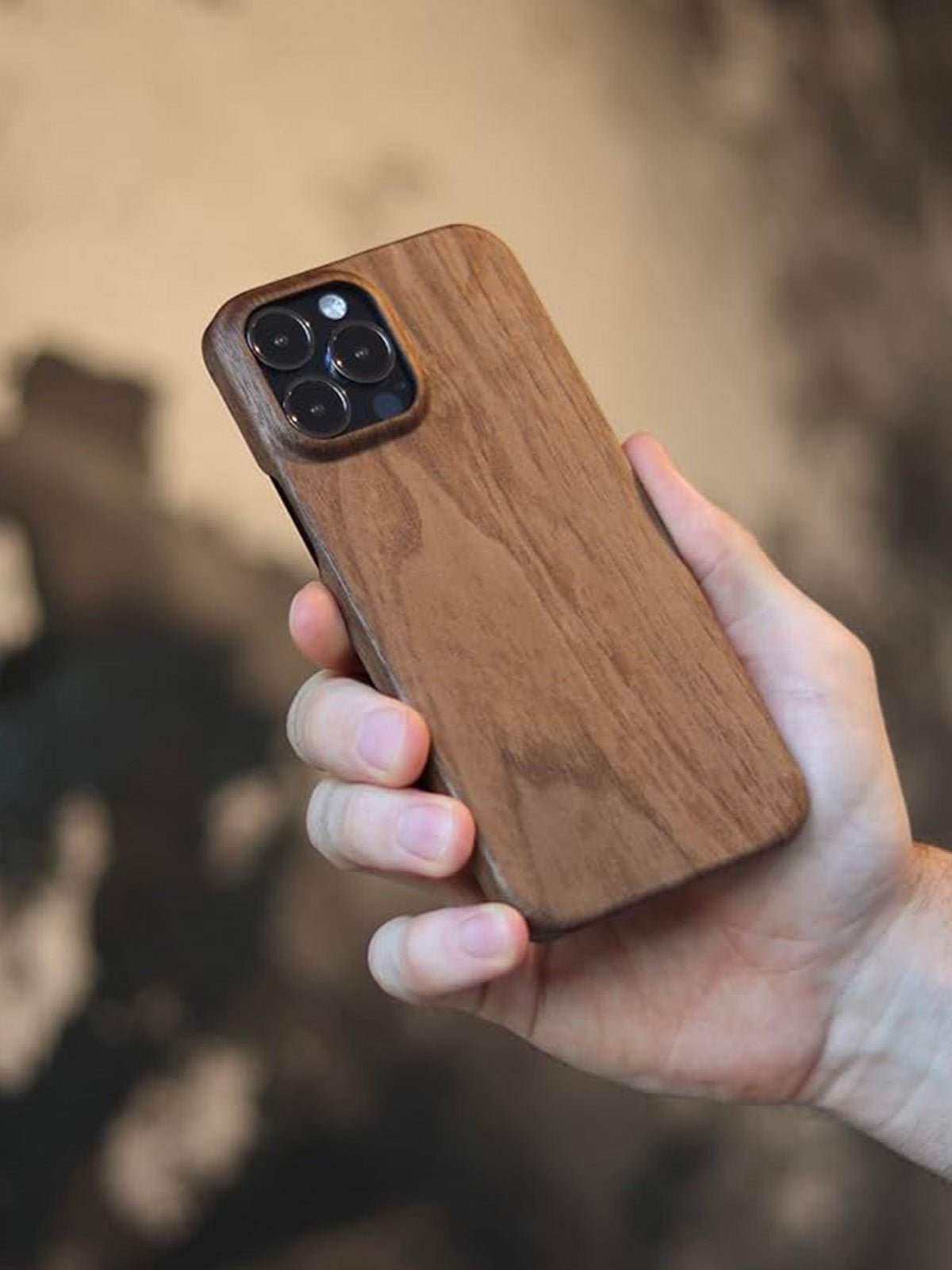 Coque iPhone bois naturel, protection raffinée, design ultra - fin, toucher doux, look moderne, compatible charge sans fil, modèle Cyril - Coque iPhone - Bois de Rose Prestige iPhone 12