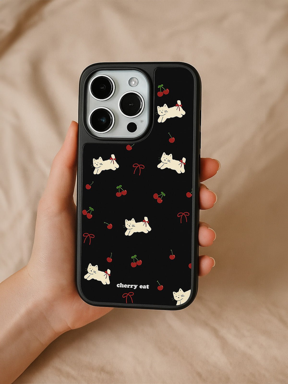 Coque iPhone Cherry cat, Protection anti - choc, motif chat cerise, Coque douce antirayures, compatible MagSafe, Design Mignon Noir, modèle Molly - Coque iPhone - Noir iPhone 12