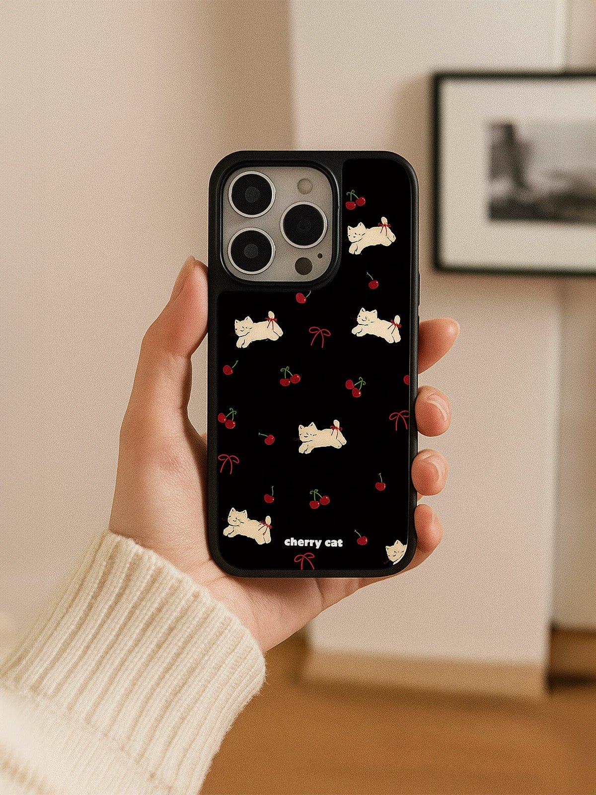 Coque iPhone Cherry cat, Protection anti - choc, motif chat cerise, Coque douce antirayures, compatible MagSafe, Design Mignon Noir, modèle Molly - Coque iPhone - Noir iPhone 12