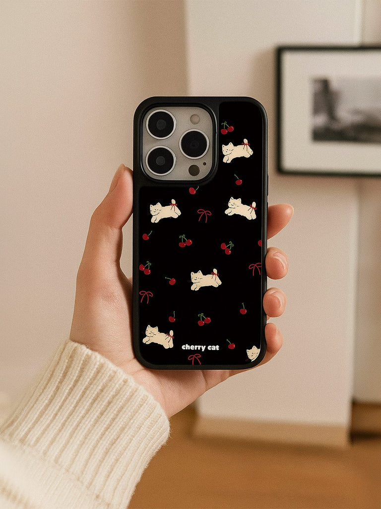 Coque iPhone Cherry cat, Protection anti - choc, motif chat cerise, Coque douce antirayures, compatible MagSafe, Design Mignon Noir, modèle Molly - Coque iPhone - Noir iPhone 12