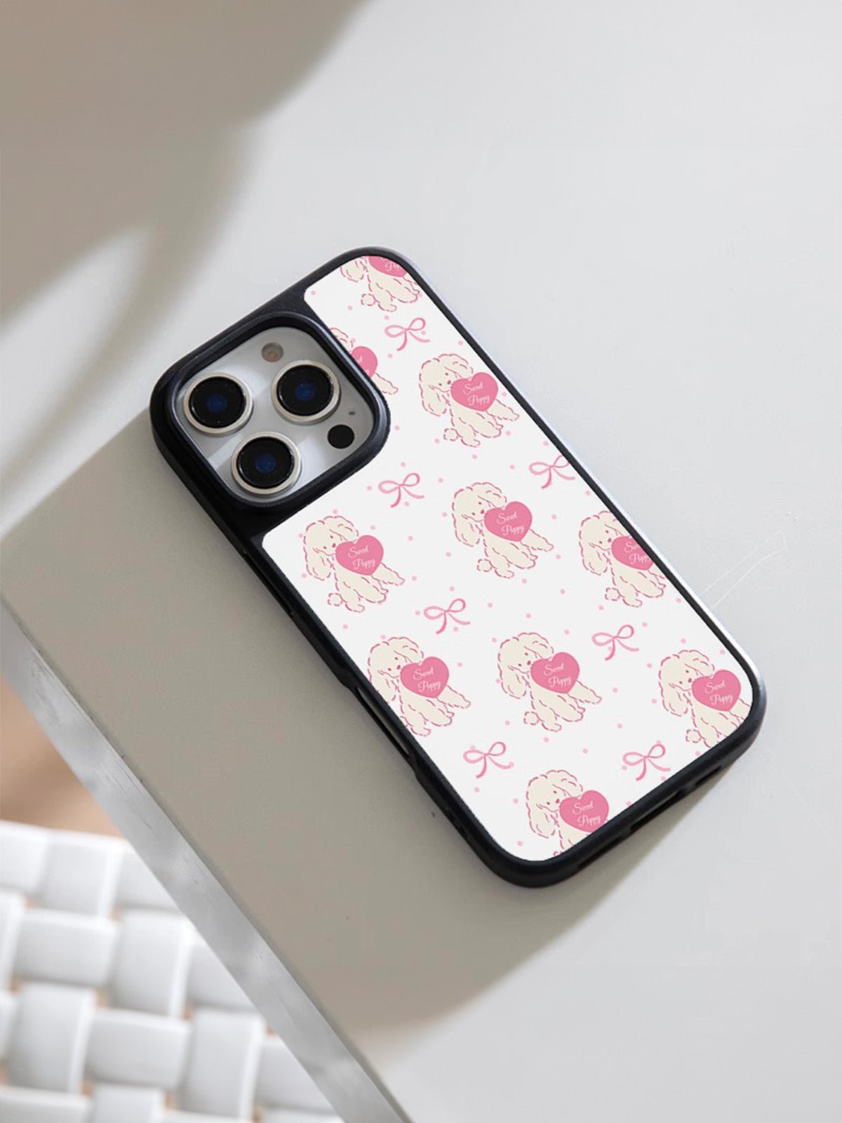 Coque iPhone cœur petit chien, protection anti - choc, design mignon rose, compatible MagSafe, contour noir résistant, modèle Yila - Coque iPhone - Blanc et rose iPhone 12