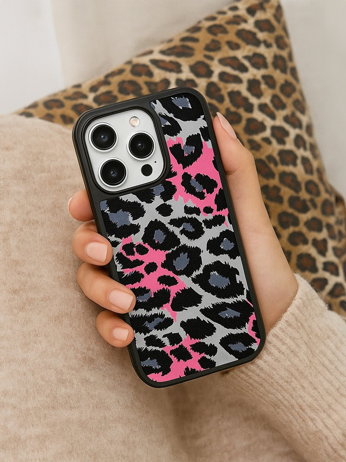 Coque iPhone léopard violet et rose, motif audacieux, protection complète, verre doux au toucher, compatible MagSafe, modèle Olyra - Coque iPhone - Gris et rose iPhone 12
