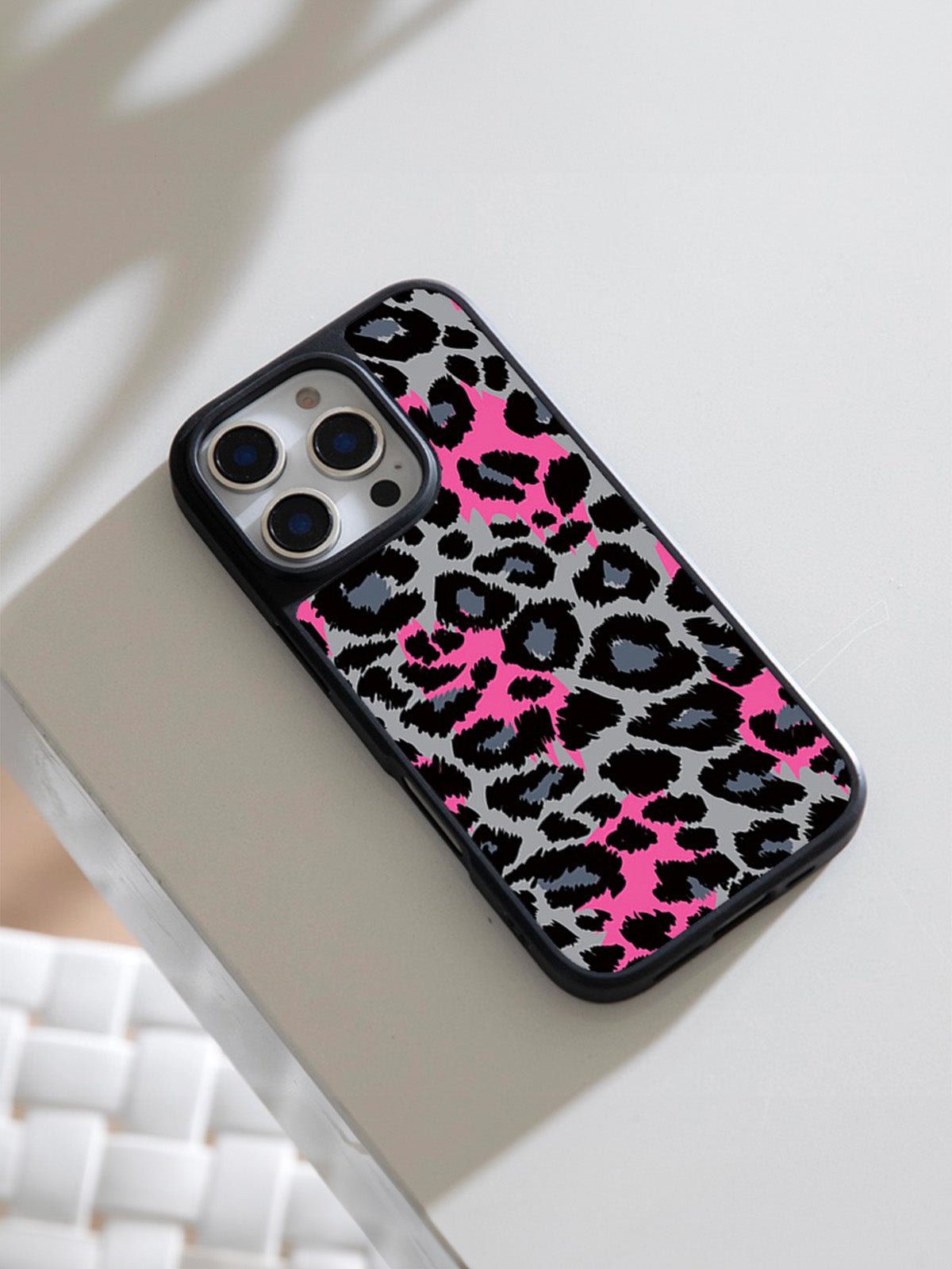 Coque iPhone léopard violet et rose, motif audacieux, protection complète, verre doux au toucher, compatible MagSafe, modèle Olyra - Coque iPhone - Gris et rose iPhone 12