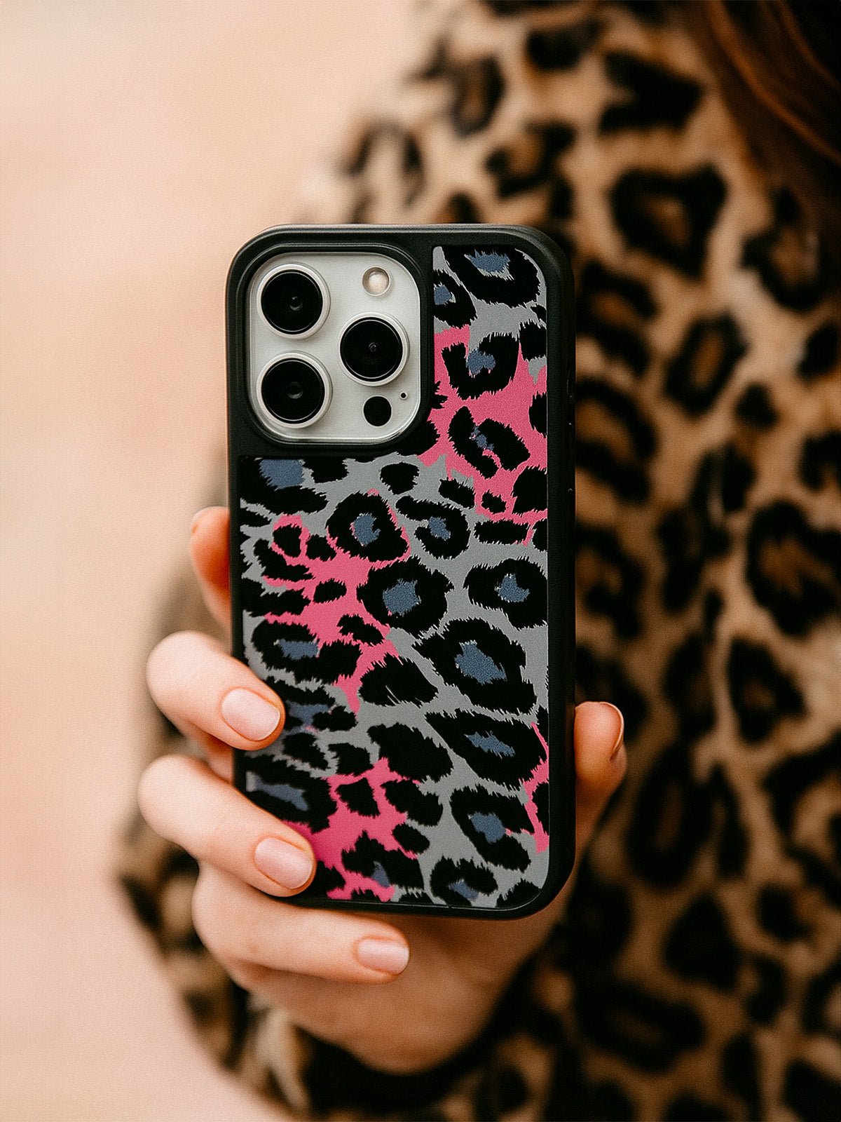 Coque iPhone léopard violet et rose, motif audacieux, protection complète, verre doux au toucher, compatible MagSafe, modèle Olyra - Coque iPhone - Gris et rose iPhone 12