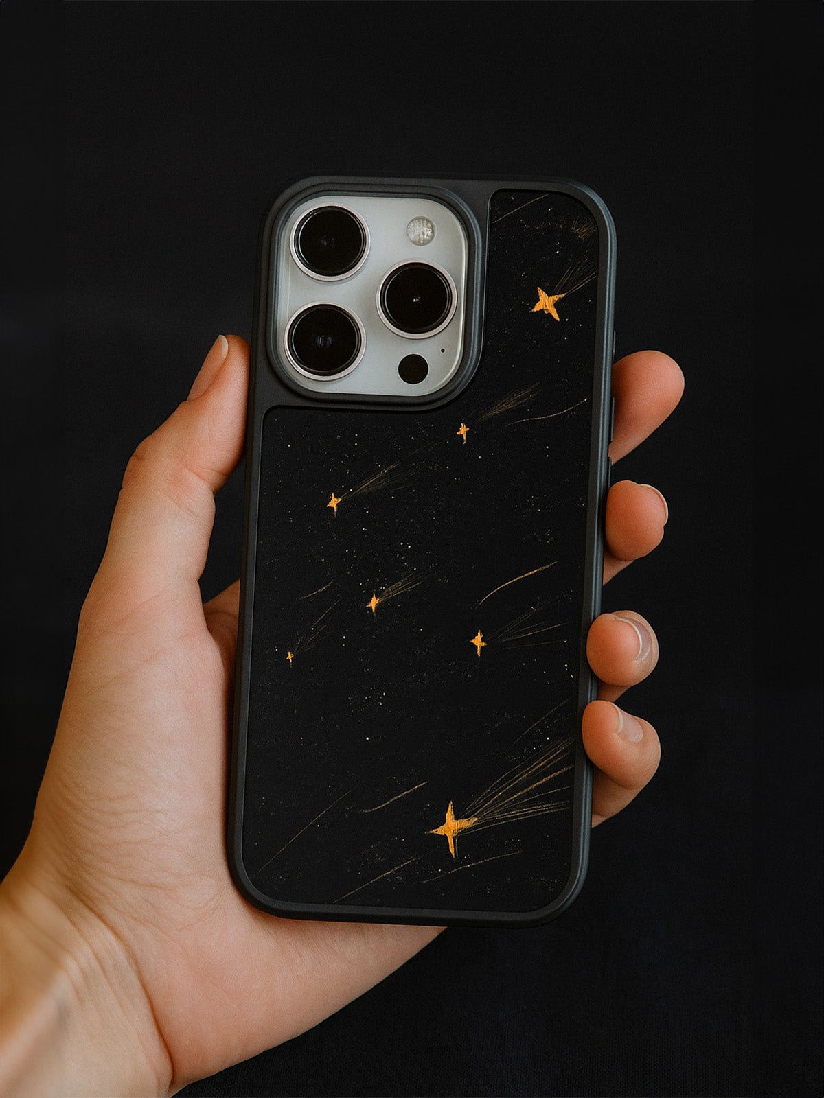 Coque iPhone MagSafe noire, motif étoiles dorées, protection anti - choc, compatible charge sans fil, design minimaliste raffiné, modèle Naëlle - Coque iPhone - Noir iPhone 12