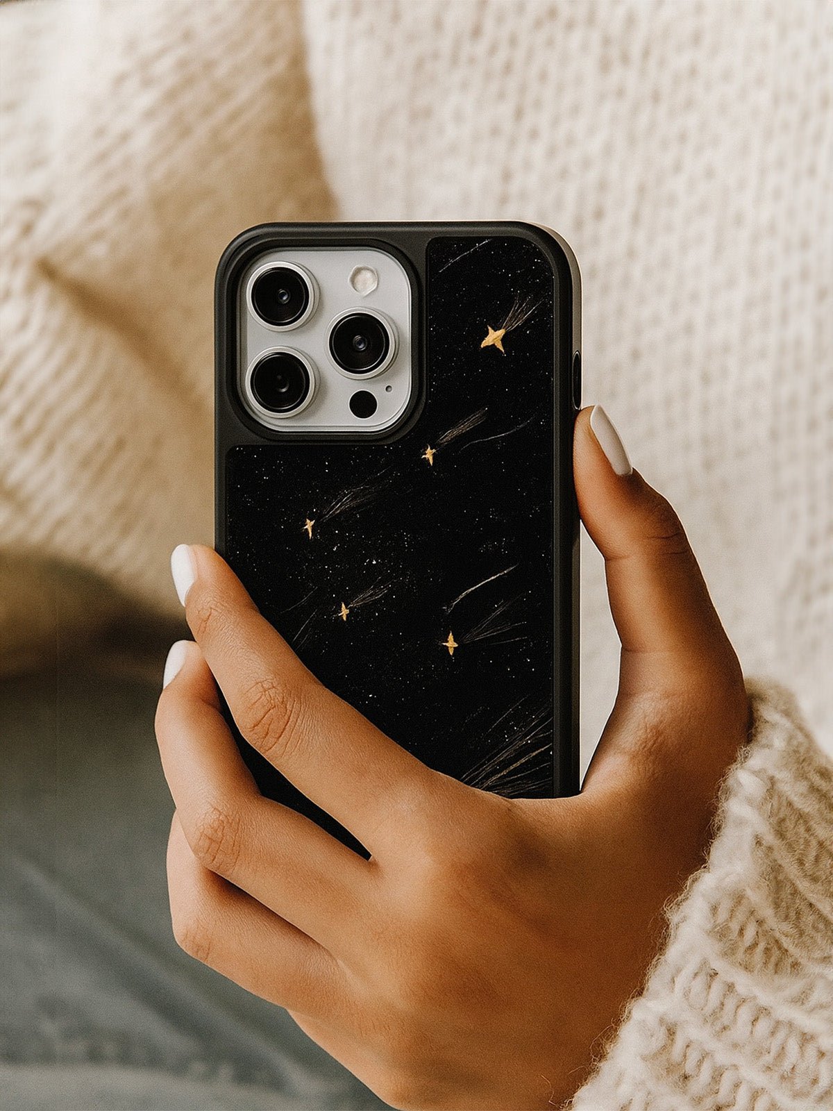 Coque iPhone MagSafe noire, motif étoiles dorées, protection anti - choc, compatible charge sans fil, design minimaliste raffiné, modèle Naëlle - Coque iPhone - Noir iPhone 12