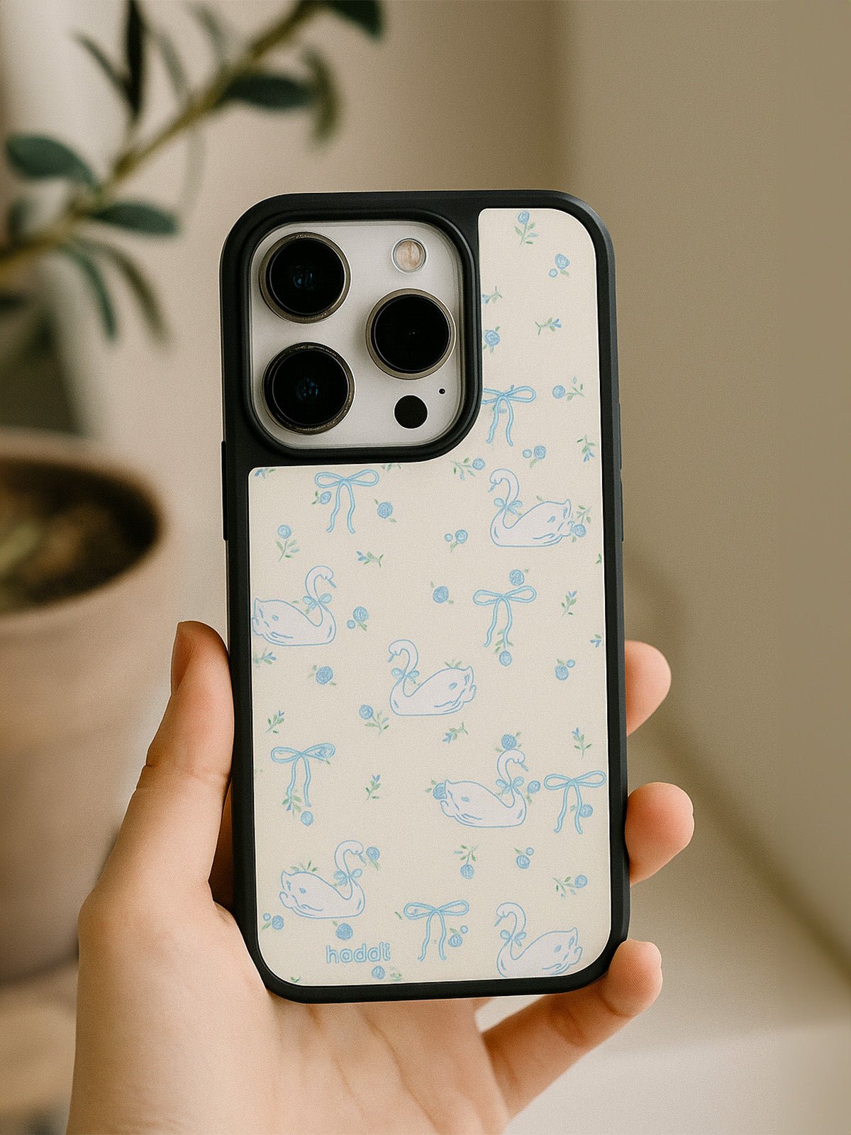 Coque iPhone motif cygnes nœuds bleus, protection renforcée anti - choc, design pastel doux, compatible MagSafe, style mignon et moderne, modèle Kéna - Coque iPhone - Blanc iPhone 12