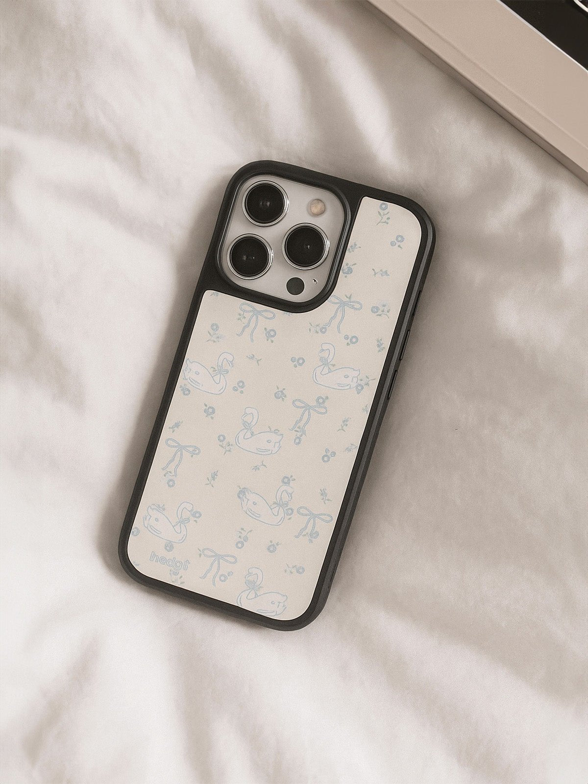 Coque iPhone motif cygnes nœuds bleus, protection renforcée anti - choc, design pastel doux, compatible MagSafe, style mignon et moderne, modèle Kéna - Coque iPhone - Blanc iPhone 12