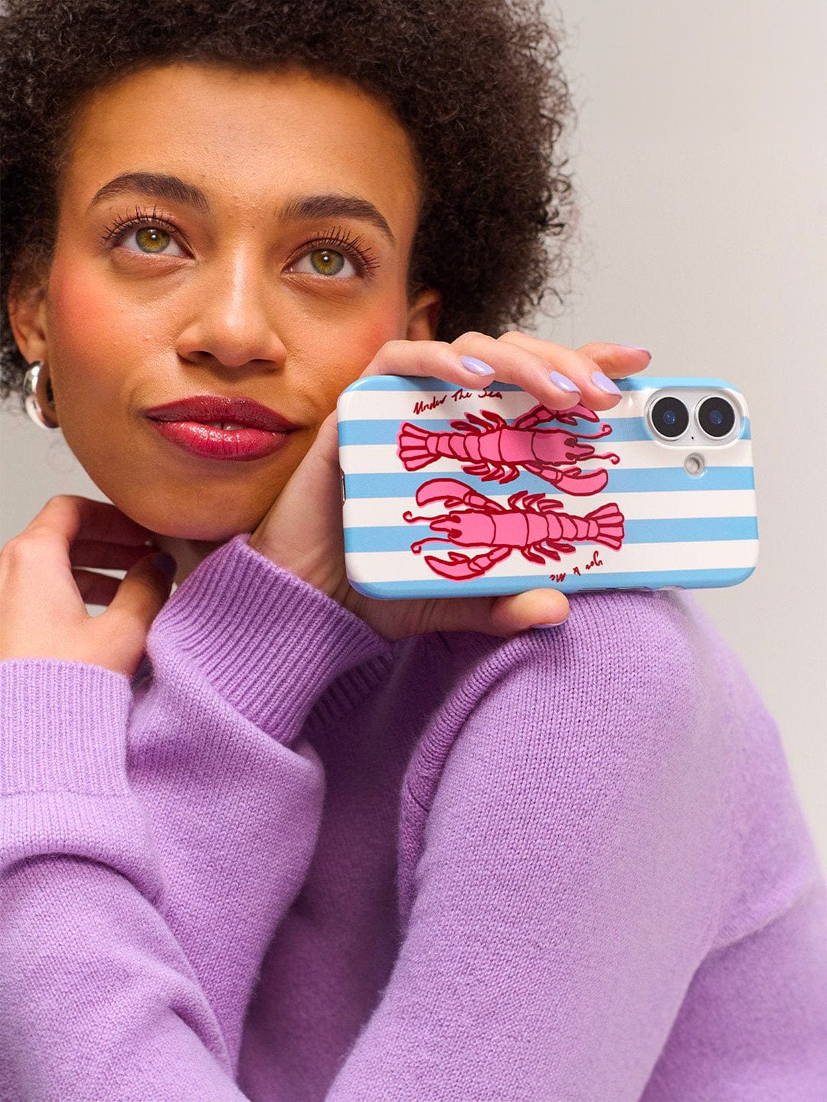 Coque iPhone rayée bleue et blanche, homards roses, protection intégrale, style graphique marin, finition brillante, modèle Liana - Coque iPhone - Bleu et blanc iPhone 13
