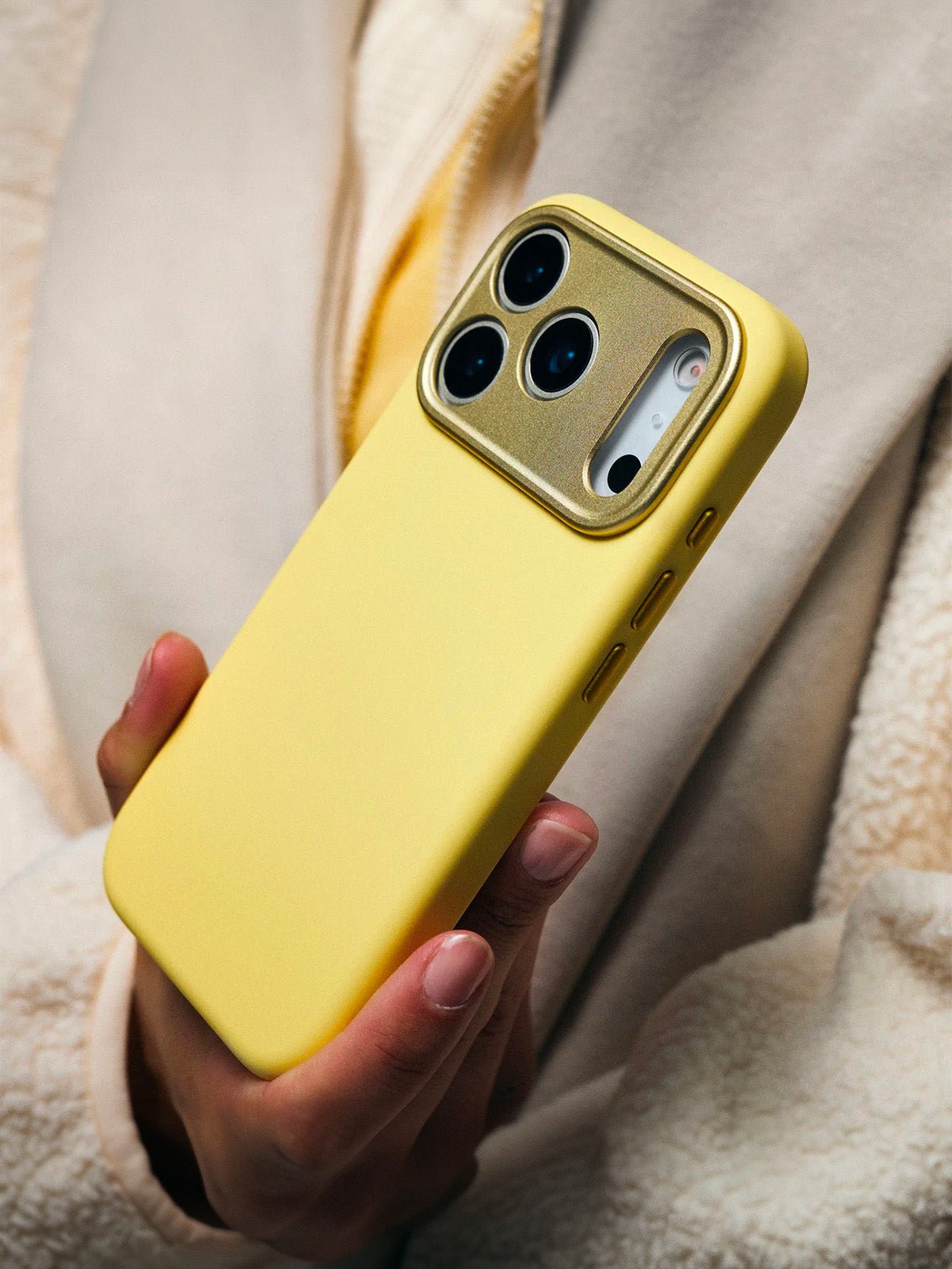 Coque iPhone silicone liquide, douce au toucher, protection intégrale, antichoc, design mat, rebords caméra renforcés, modèle Zerbi - Coque iPhone - Jaune iPhone 13