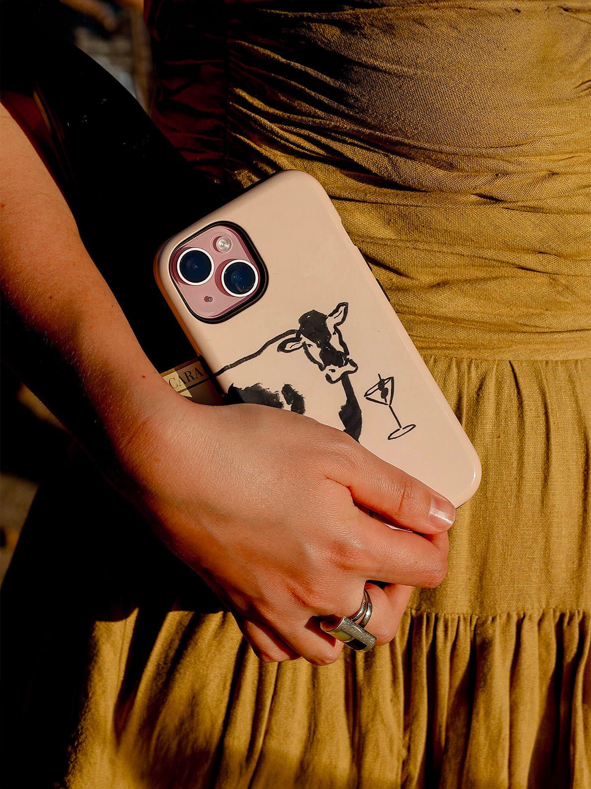 Coque iPhone vache cocktail, design original, protection anti - choc, finition brillante, compatible charge sans fil, modèle Margua - Coque iPhone - Beige iPhone 13