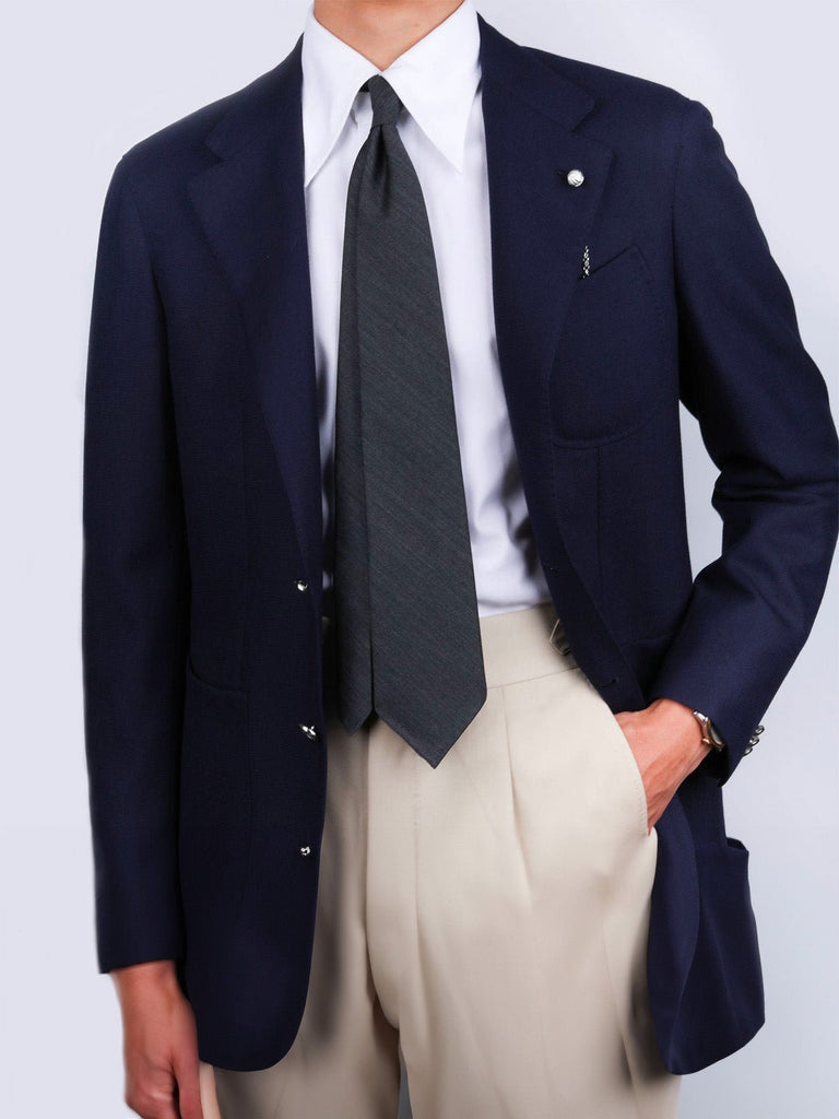 Cravate en laine homme, motif chevron discret, confection main trois plis, finition roulottée, style formel et décontracté, gris foncé texturé, modèle Gabin - Bonnets - Gris