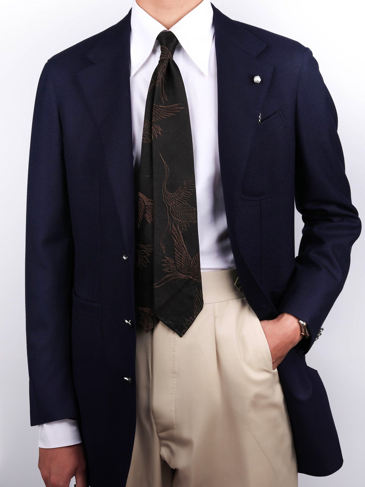 Cravate homme en soie, motif grue, finition roulottée main, cravate trois plis, style chinois traditionnel, sans doublure, texture fluide, modèle Aurélien - Bonnets - Café