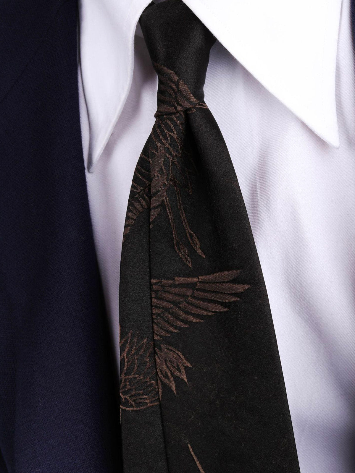 Cravate homme en soie, motif grue, finition roulottée main, cravate trois plis, style chinois traditionnel, sans doublure, texture fluide, modèle Aurélien - Bonnets - Café